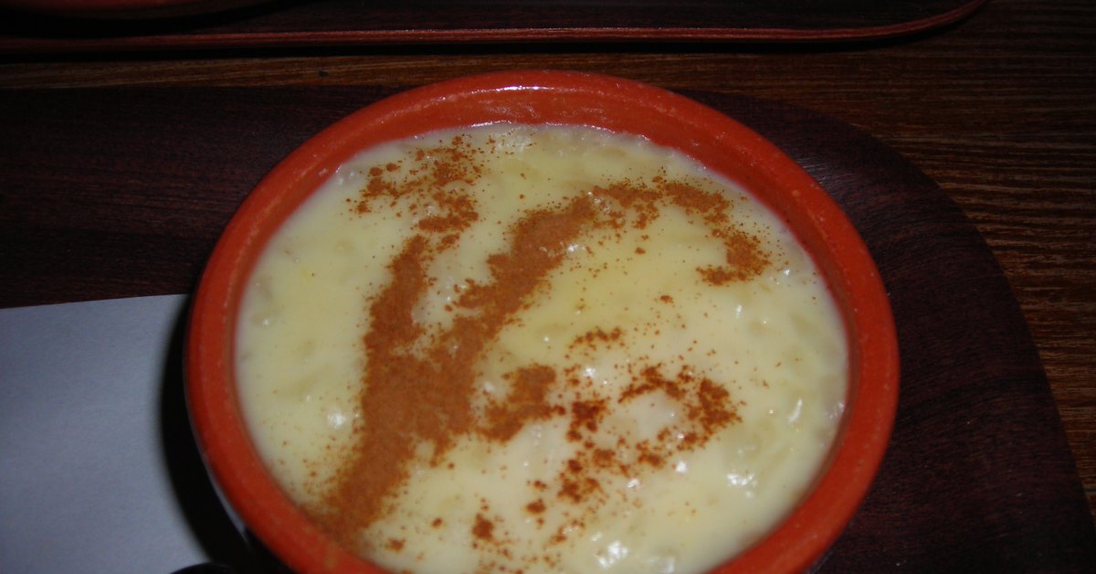 Arroz doce portugais dans un plat en terre cuite, décoré de cannelle