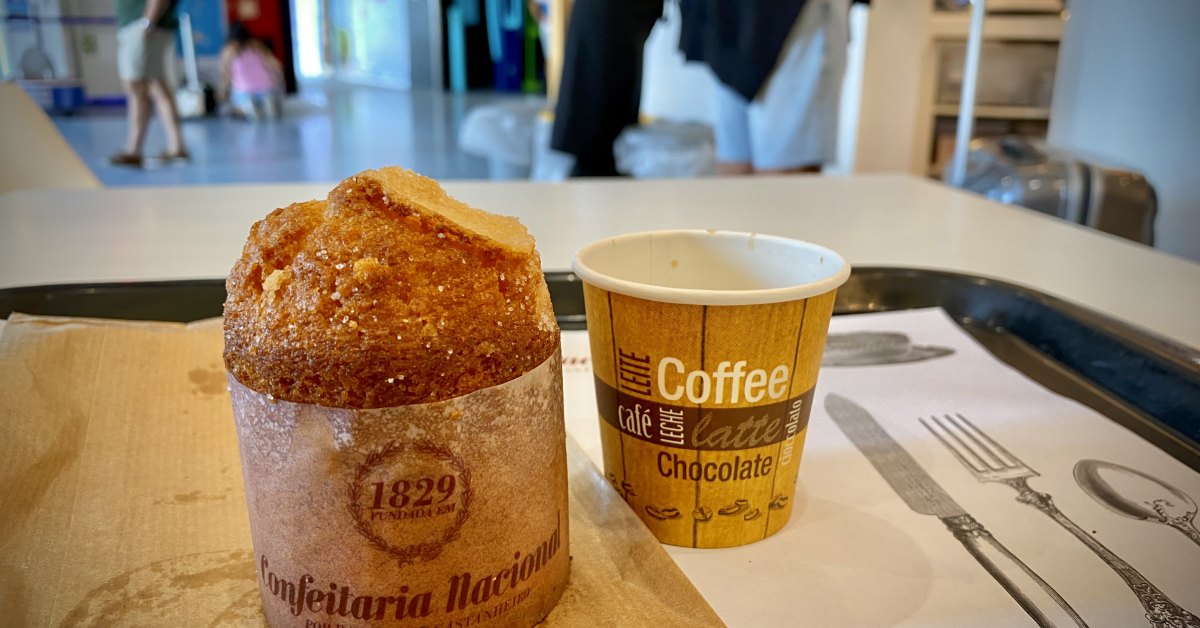 Bolo de arroz dans sa collerette de papier, servi avec un café à Lisbonne
