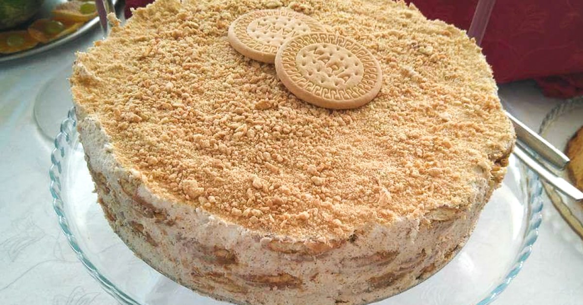 Part de bolo de bolacha portugais, couches de biscuits Maria et de crème au beurre