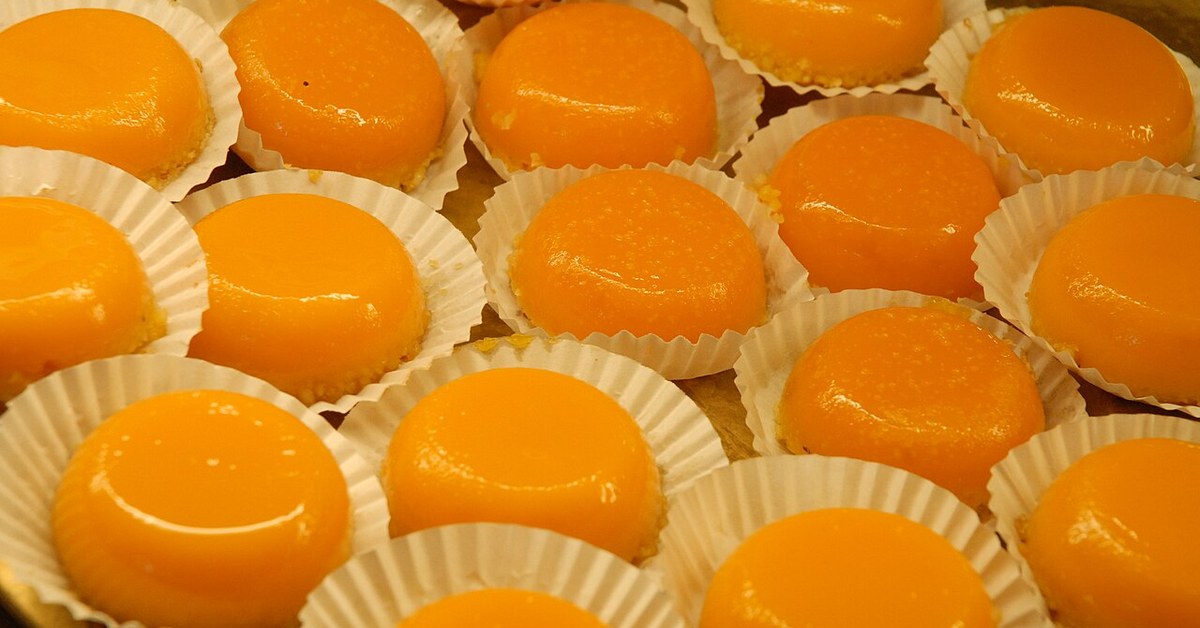 Petits gâteaux portugais d'amande et de jaune d'œuf dans leurs caissettes de papier plissé