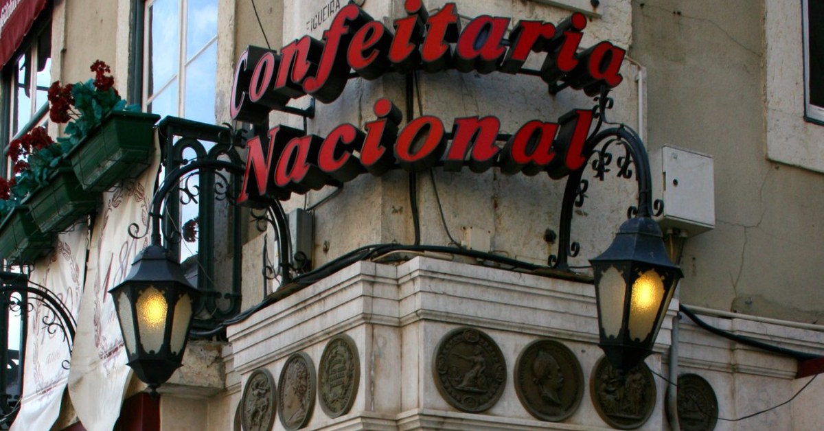 L'enseigne rouge et les médaillons de la Confeitaria Nacional, à l'angle de la Praça da Figueira à Lisbonne