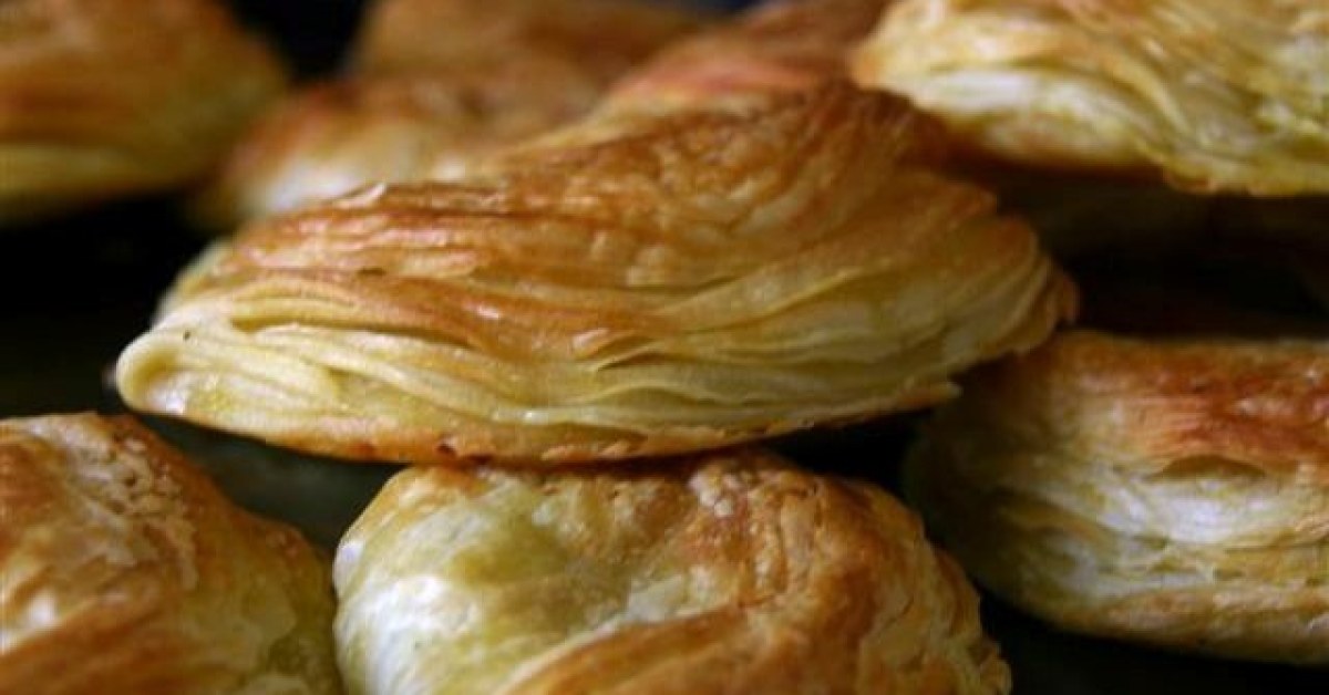 Pastéis de Chaves dorés empilés sur une plaque, feuilletage bien visible