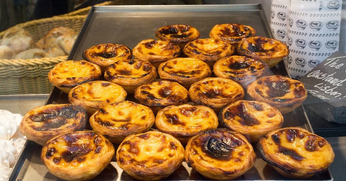 Plaat met vers gebakken pastéis de nata