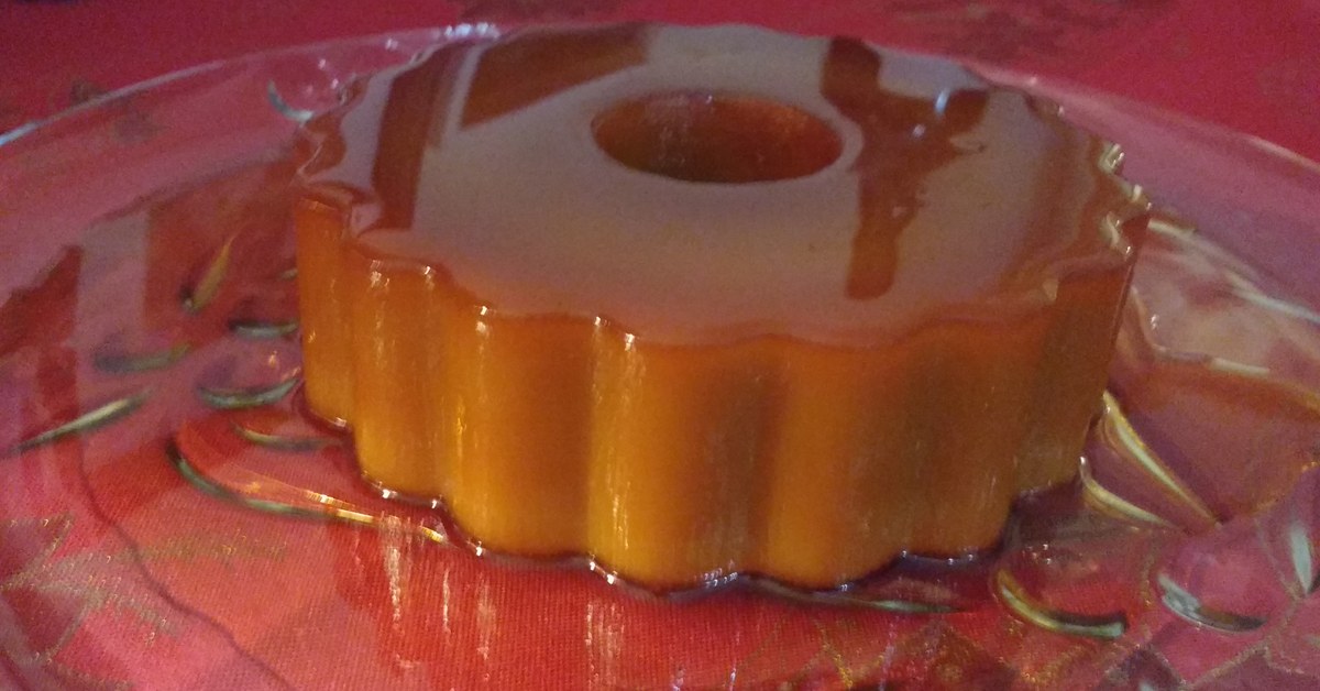 Pudim Abade de Priscos démoulé et nappé de son caramel ambré, préparé selon la recette d'origine