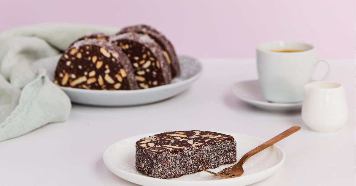 Tranches de salame de chocolate portugais, morceaux de biscuit visibles