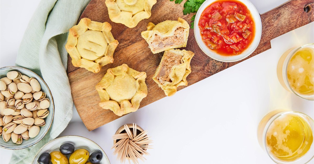 Assortiment de salgados portugais : empanadas, chamuças et rissóis