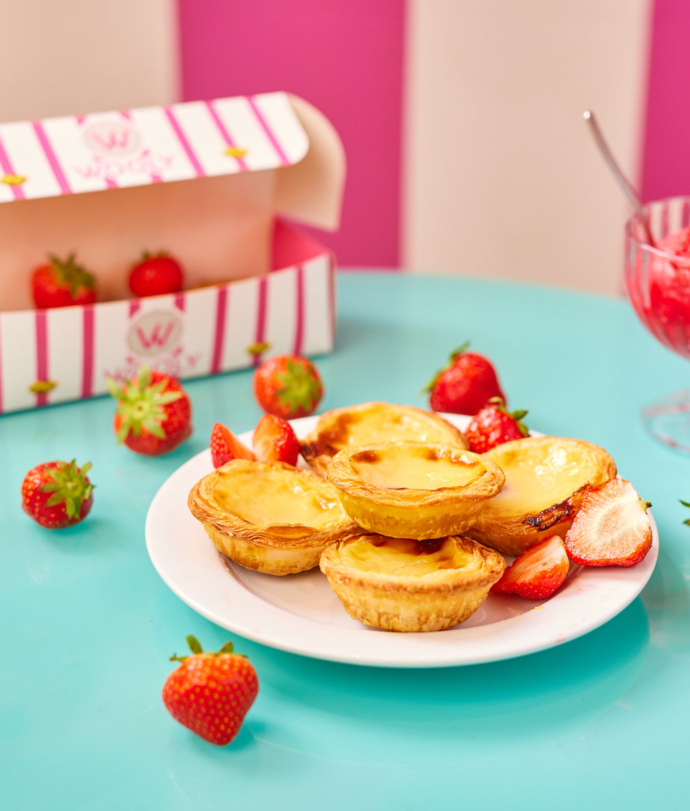 Pastéis de nata en aardbeien met een doosje Wooly Pâtisserie